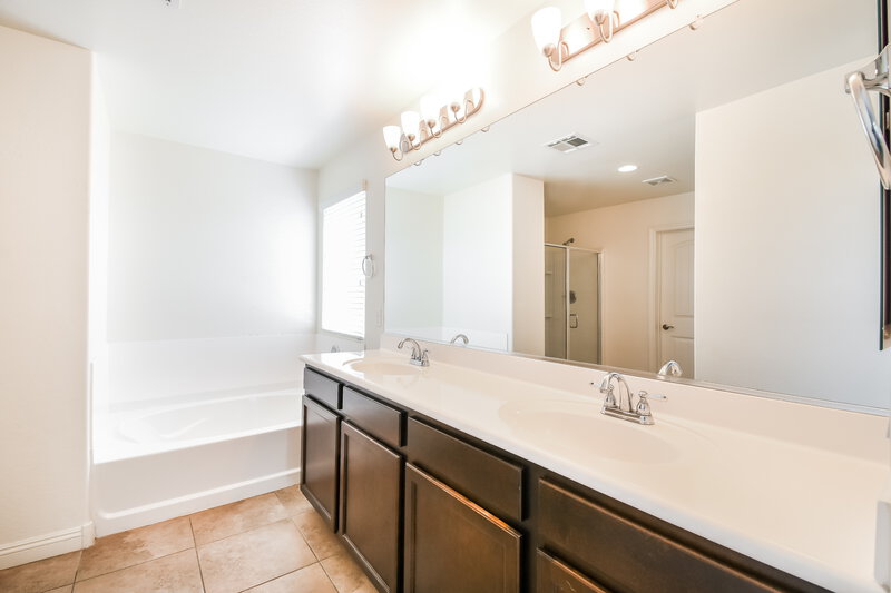 2,340/Mo, 1951 N 55th Place Mesa, AZ 85205 Main Bathroom View