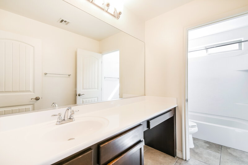 2,340/Mo, 1951 N 55th Place Mesa, AZ 85205 Bathroom View