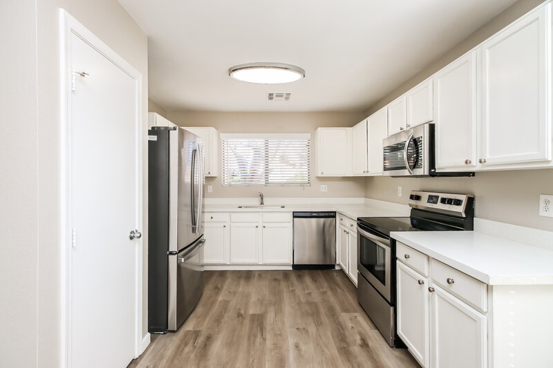 2,095/Mo, 1538 S Danielson Way Chandler, AZ 85286 Kitchen View