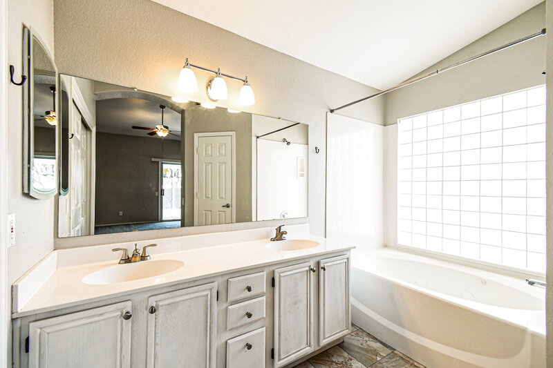 2,135/Mo, 6603 E Northridge St Mesa, AZ 85215 Main Bathroom View