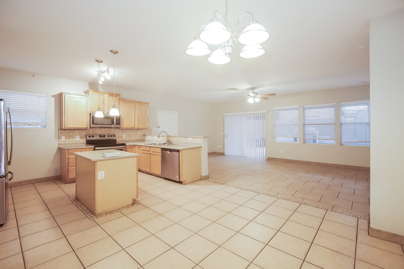 2,285/Mo, 4137 W Maldonado Rd Phoenix, AZ 85041 Dining Room View 2