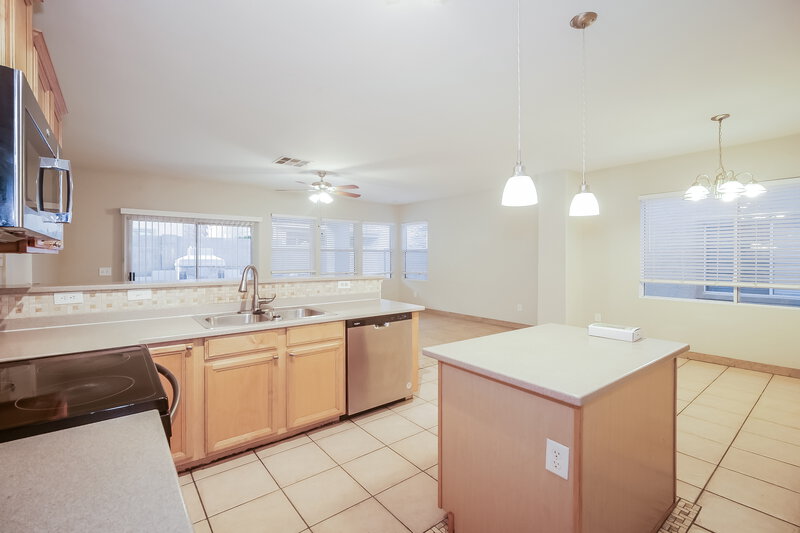 2,285/Mo, 4137 W Maldonado Rd Phoenix, AZ 85041 Kitchen View
