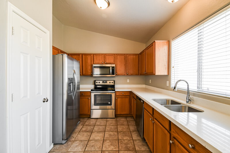 2,125/Mo, 6728 E Riverdale St Mesa, AZ 85215 Kitchen View