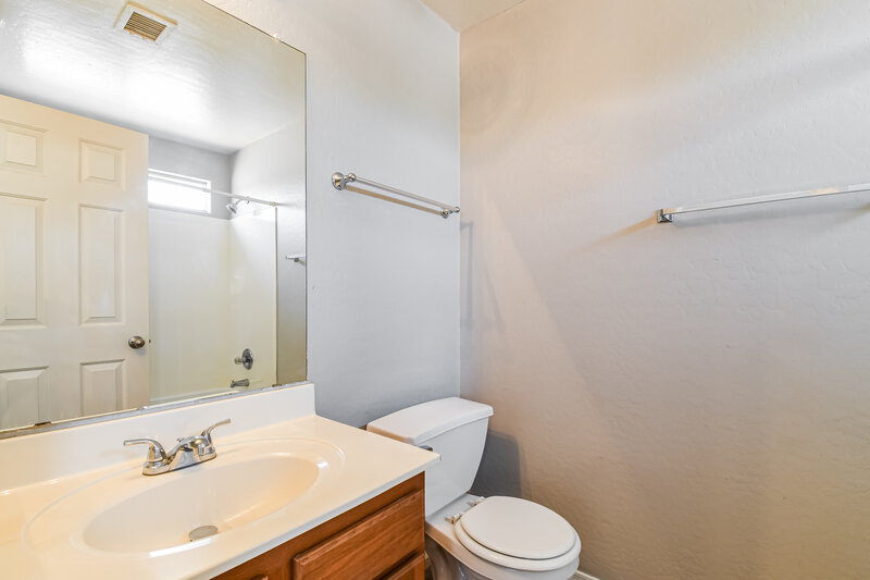 2,125/Mo, 6728 E Riverdale St Mesa, AZ 85215 Main Bathroom View