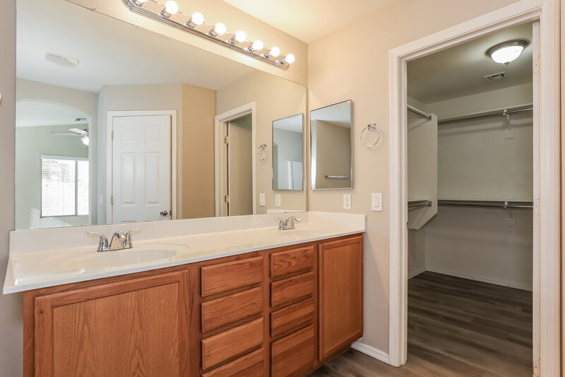 1,795/Mo, 32647 N Cherry Creek Rd San Tan Valley, AZ 85142 Main Bathroom View