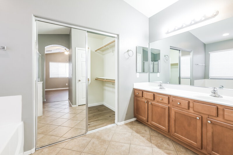 2,095/Mo, 9548 W Miami St Tolleson, AZ 85353 Main Bathroom View