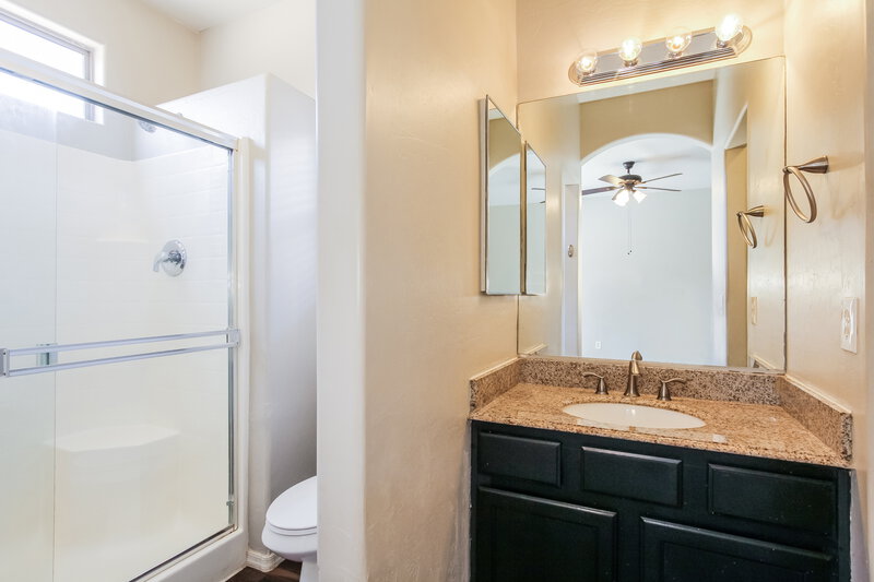 1,915/Mo, 12917 W Aster Dr El Mirage, AZ 85335 Main Bathroom View
