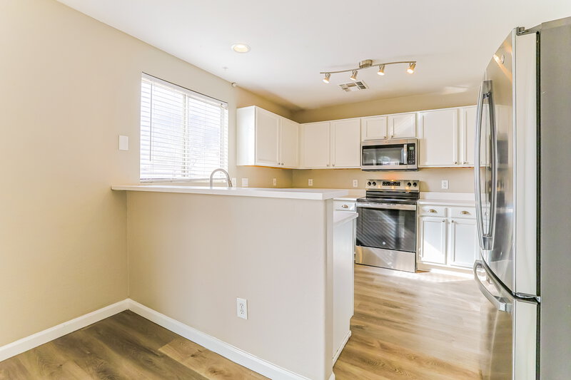 1,925/Mo, 12031 W Dahlia Dr El Mirage, AZ 85335 Kitchen View
