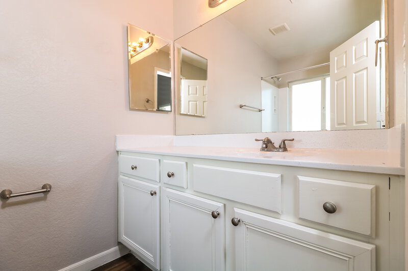 1,835/Mo, 10258 W Pasadena Ave Glendale, AZ 85307 Main Bathroom View