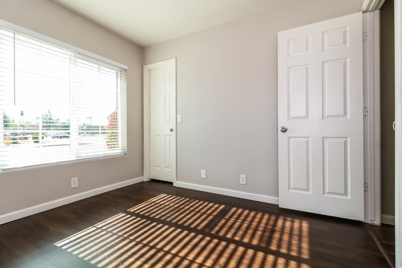 1,835/Mo, 10258 W Pasadena Ave Glendale, AZ 85307 Bedroom View 3