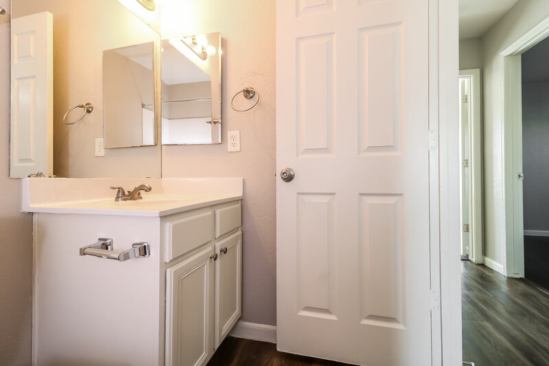 1,835/Mo, 10258 W Pasadena Ave Glendale, AZ 85307 Bathroom View