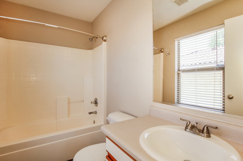 2,100/Mo, 2299 E Peach Tree Dr Chandler, AZ 85249 Main Bathroom View