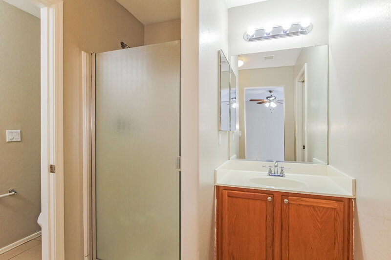 2,095/Mo, 48 S 226th Ln Buckeye, AZ 85326 Main Bathroom View