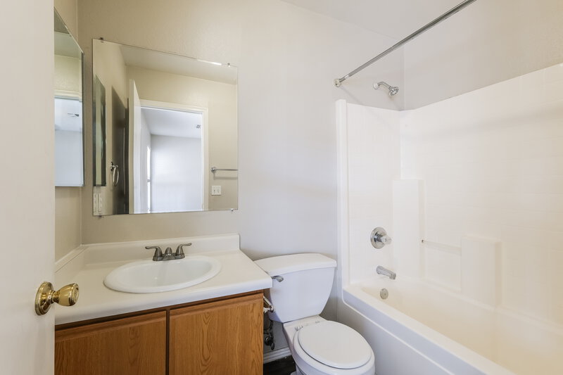 1,680/Mo, 11815 W Columbine Dr El Mirage, AZ 85335 Main Bathroom View