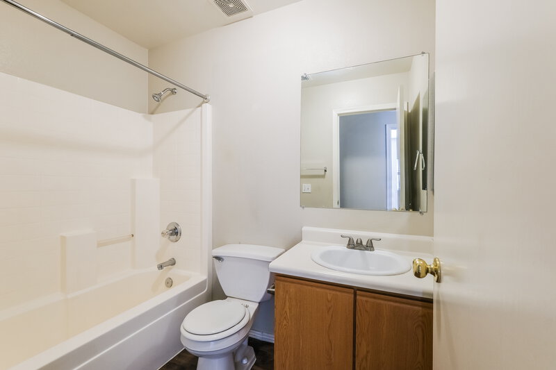 1,680/Mo, 11815 W Columbine Dr El Mirage, AZ 85335 Bathroom View
