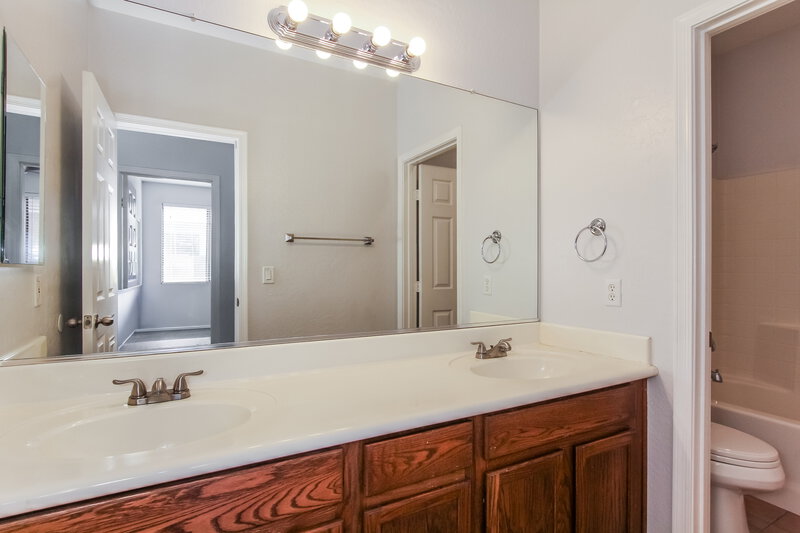 1,910/Mo, 15248 W Port Royale Ln Surprise, AZ 85379 Bathroom View