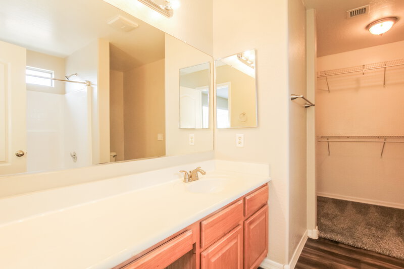 2,210/Mo, 12916 W Lawrence Ct Glendale, AZ 85307 Main Bathroom View
