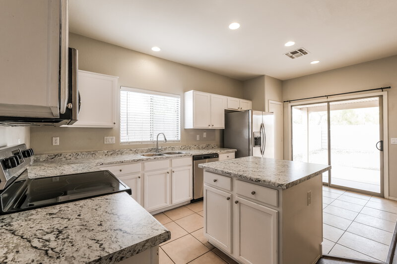 1,940/Mo, 3402 N 129th Drive Avondale, AZ 85392 Kitchen View