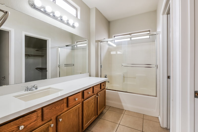 1,940/Mo, 3402 N 129th Drive Avondale, AZ 85392 Main Bathroom View