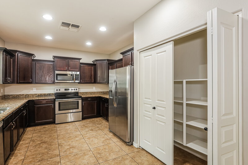 2,330/Mo, 7509 S 27th Way Phoenix, AZ 85042 Kitchen View 2