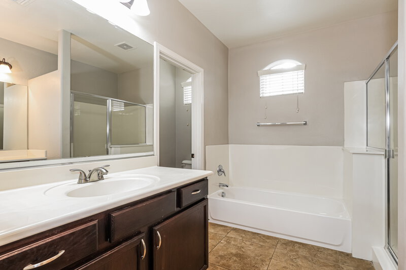2,330/Mo, 7509 S 27th Way Phoenix, AZ 85042 Main Bathroom View