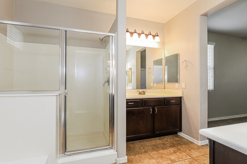 2,330/Mo, 7509 S 27th Way Phoenix, AZ 85042 Main Bathroom View 2