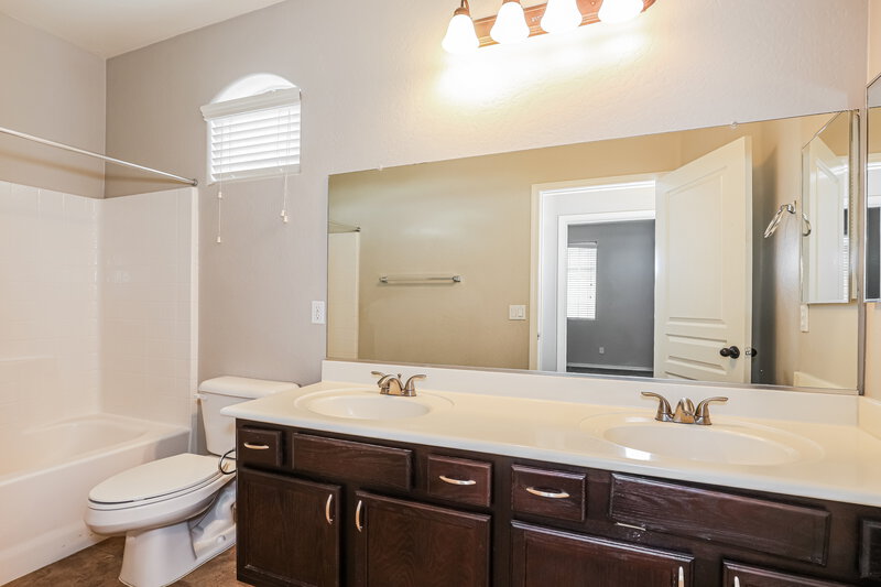 2,330/Mo, 7509 S 27th Way Phoenix, AZ 85042 Bathroom View 2