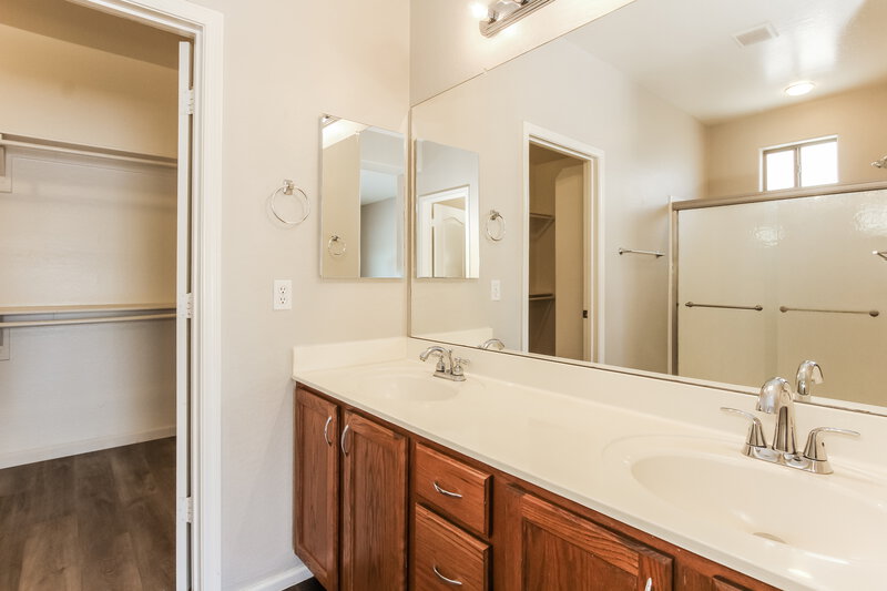 2,110/Mo, 7154 W Globe Avenue Phoenix, AZ 85043 Main Bathroom View