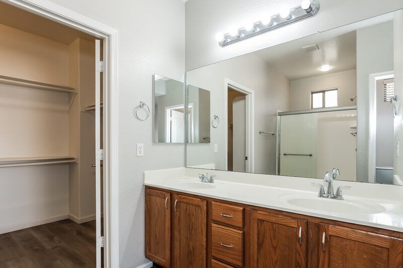 2,010/Mo, 7154 W Globe Avenue Phoenix, AZ 85043 Main Bathroom View 2