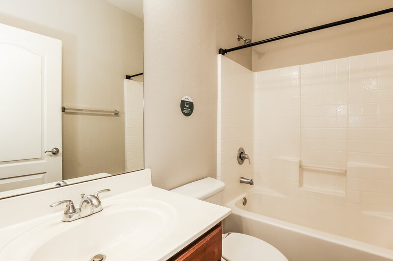 2,110/Mo, 7154 W Globe Avenue Phoenix, AZ 85043 Bathroom View
