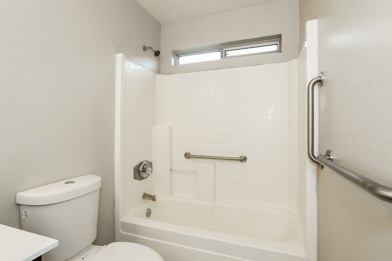 1,680/Mo, 12621 W Bloomfield Rd El Mirage, AZ 85335 Main Bathroom View