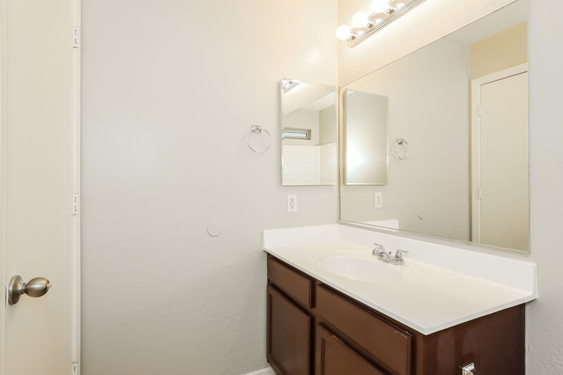 1,680/Mo, 12621 W Bloomfield Rd El Mirage, AZ 85335 Main Bathroom View 2