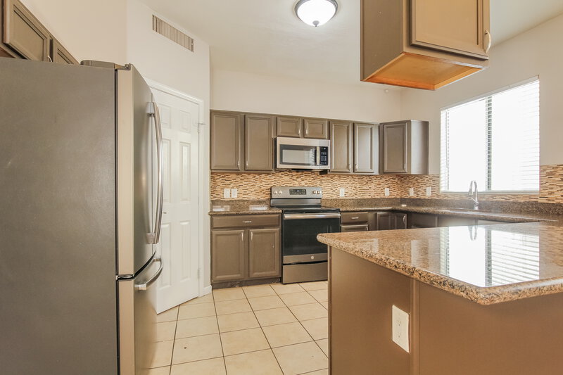 2,060/Mo, 7233 S 40th Ave Phoenix, AZ 85041 Kitchen View