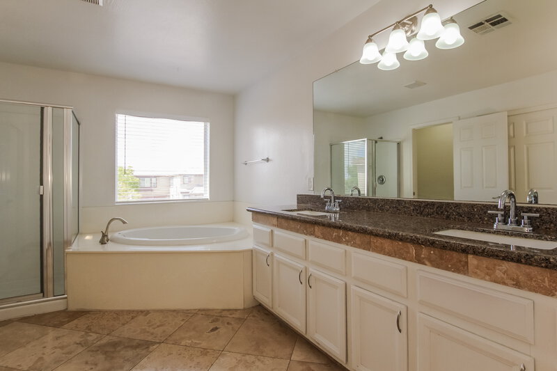 2,060/Mo, 7233 S 40th Ave Phoenix, AZ 85041 Main Bathroom View