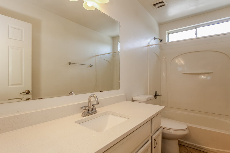 2,060/Mo, 7233 S 40th Ave Phoenix, AZ 85041 Bathroom View