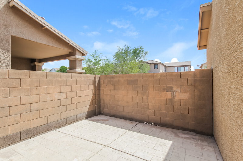 2,060/Mo, 7233 S 40th Ave Phoenix, AZ 85041 Backyard View