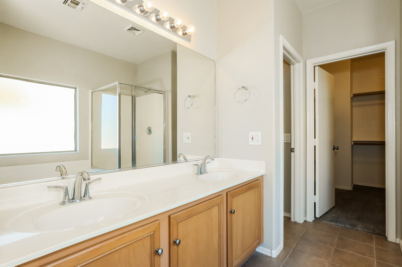 1,750/Mo, 13426 W Crocus Drive Surprise, AZ 85379 Main Bathroom View