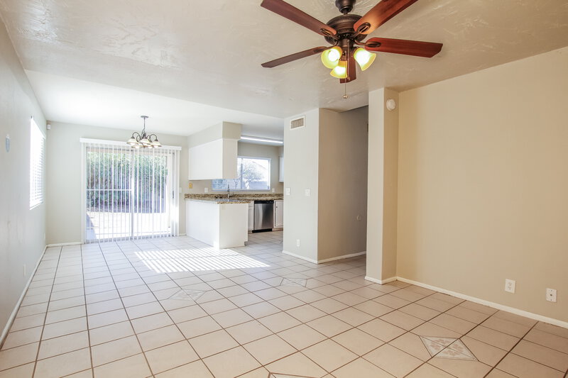 3,020/Mo, 19406 N 76th Drive Glendale, AZ 85308 Family Room View