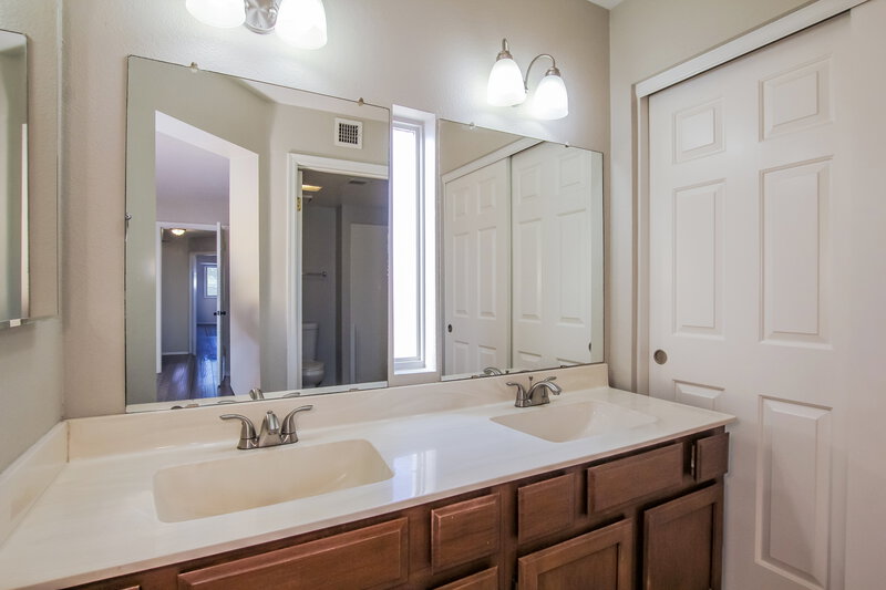 3,020/Mo, 19406 N 76th Drive Glendale, AZ 85308 Main Bathroom View