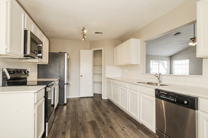 1,845/Mo, 6529 N 74th Drive Glendale, AZ 85303 Kitchen View