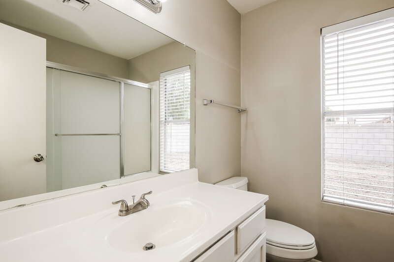 1,845/Mo, 6529 N 74th Drive Glendale, AZ 85303 Main Bathroom View