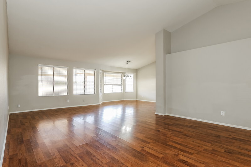 2,265/Mo, 5215 W Diana Avenue Glendale, AZ 85302 Living Room View