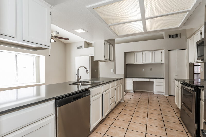 2,265/Mo, 5215 W Diana Avenue Glendale, AZ 85302 Kitchen View 2