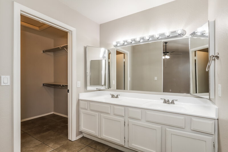 2,265/Mo, 5215 W Diana Avenue Glendale, AZ 85302 Main Bathroom View