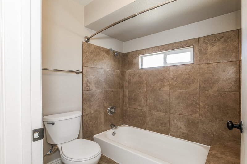 2,265/Mo, 5215 W Diana Avenue Glendale, AZ 85302 Main Bathroom View 2