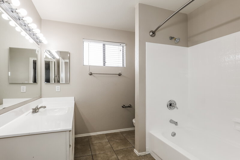 2,265/Mo, 5215 W Diana Avenue Glendale, AZ 85302 Bathroom View