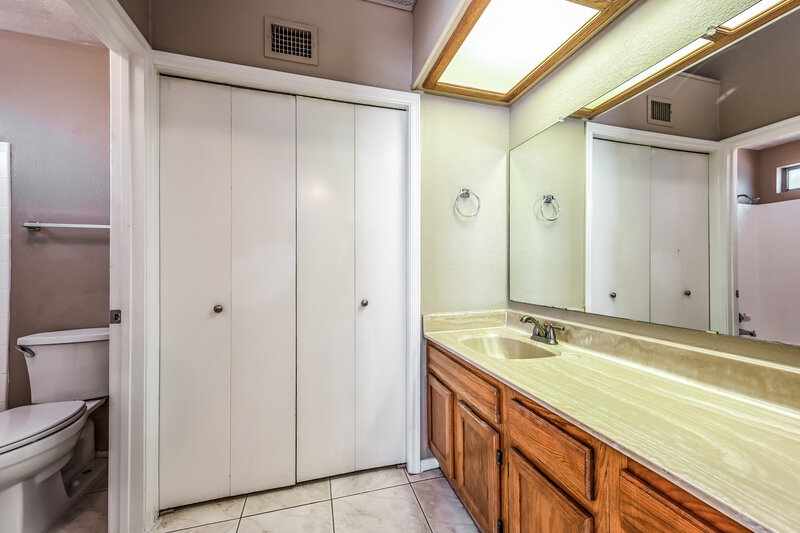 2,340/Mo, 1102 E Kerry Ln Phoenix, AZ 85024 Main Bathroom View