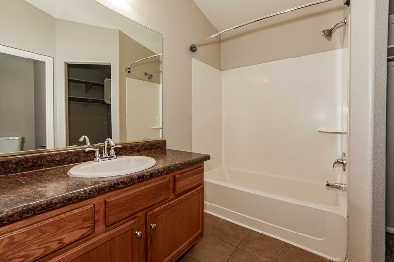 1,925/Mo, 4127 E Mica Rd San Tan Valley, AZ 85143 Bathroom View