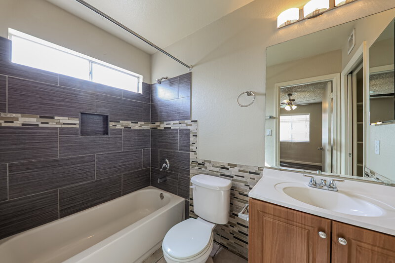1,790/Mo, 4713 W Menadota Drive Glendale, AZ 85308 Main Bathroom View