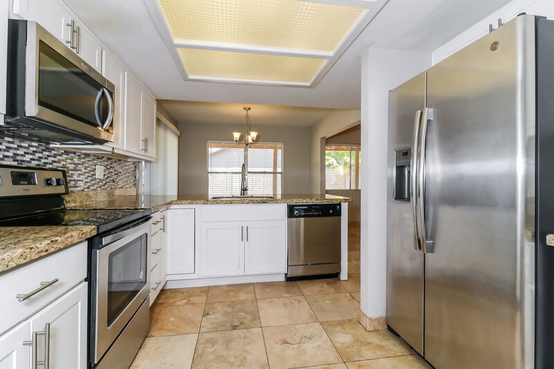 2,235/Mo, 15220 N 63rd Drive Glendale, AZ 85306 Kitchen View 2